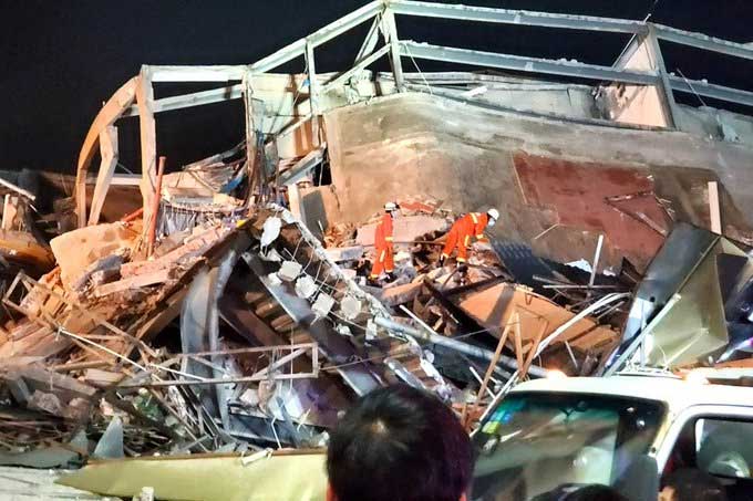 19 شخصا ما زالوا عالقين تحت أنقاض فندق انهار بشرق الصين