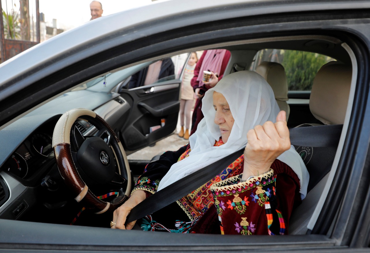 عمرها 76 عاماً وتسعى لاستخراج رخصة قيادة سيارة