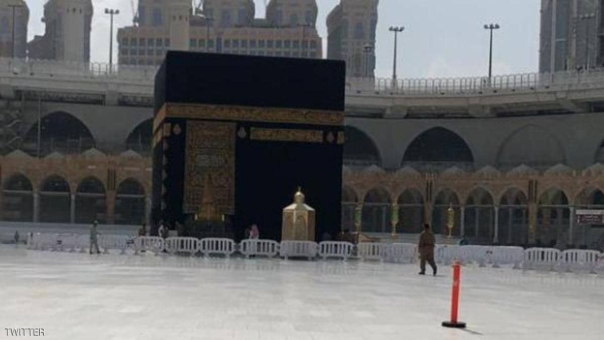 أسراب الحمام تحلّق حول الكعبة المشرفة في منظر بديع