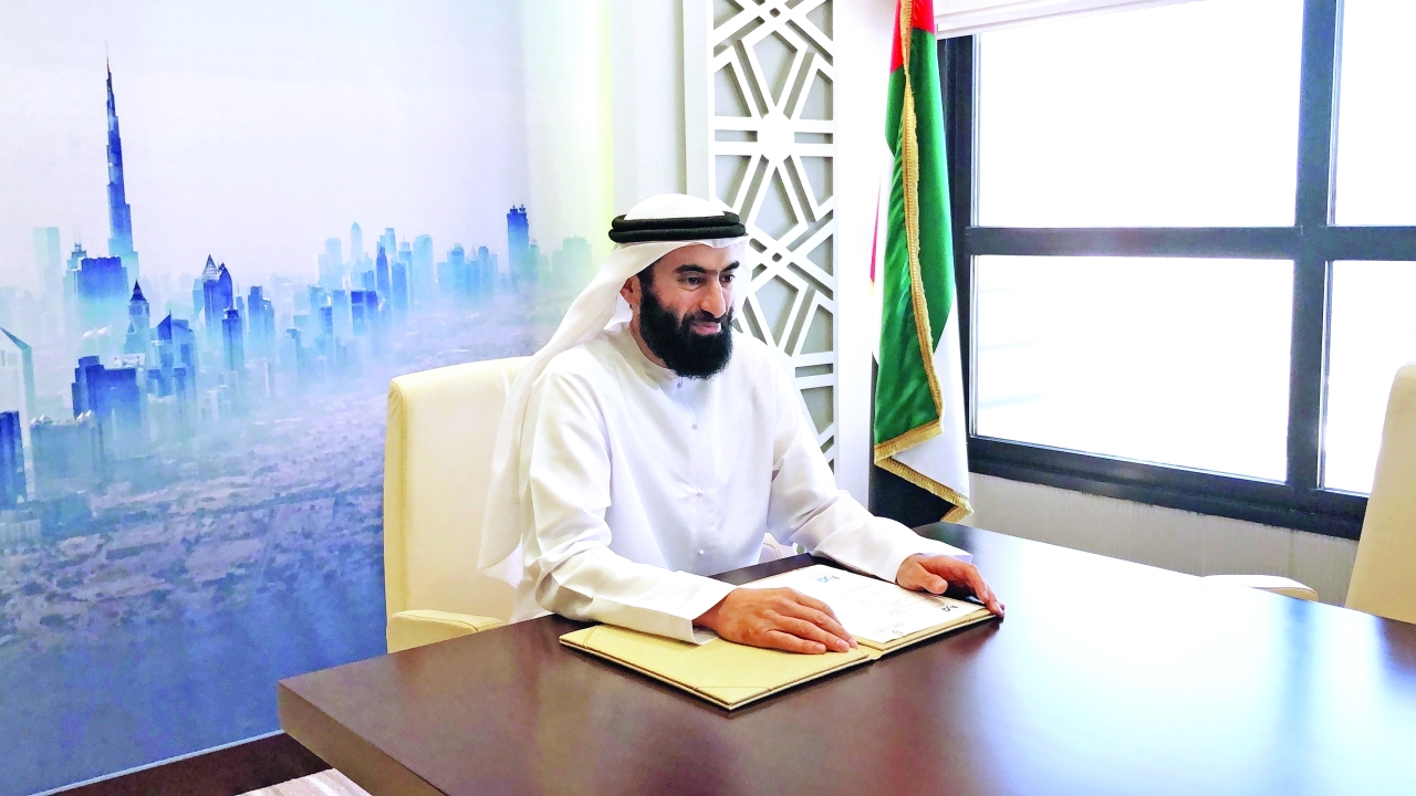 "عبدالله الفلاسي خلال التوقيع"