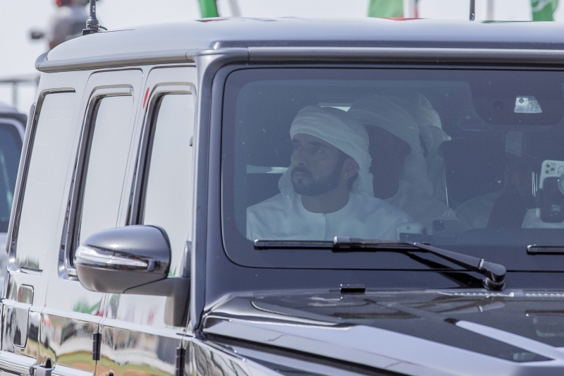 "حمدان بن محمد متابعاً المنافسات | تصوير: سيف الكعبي"