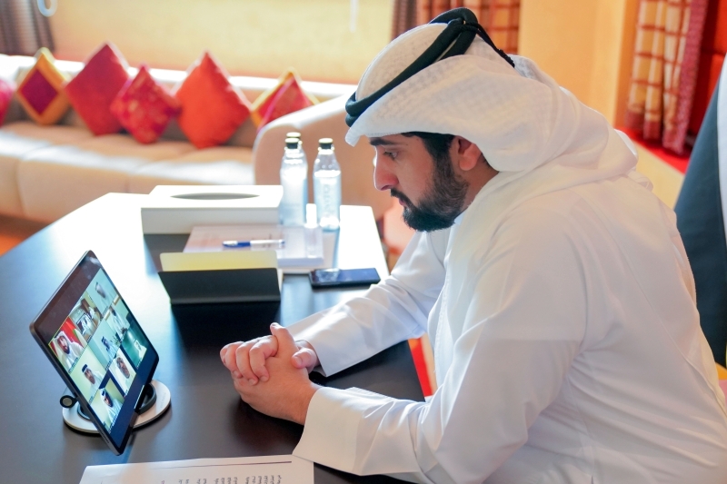 "أحمد بن محمد خلال رئاسته الاجتماع بتقنية الاتصال المرئي | تصوير: سيف محمد"