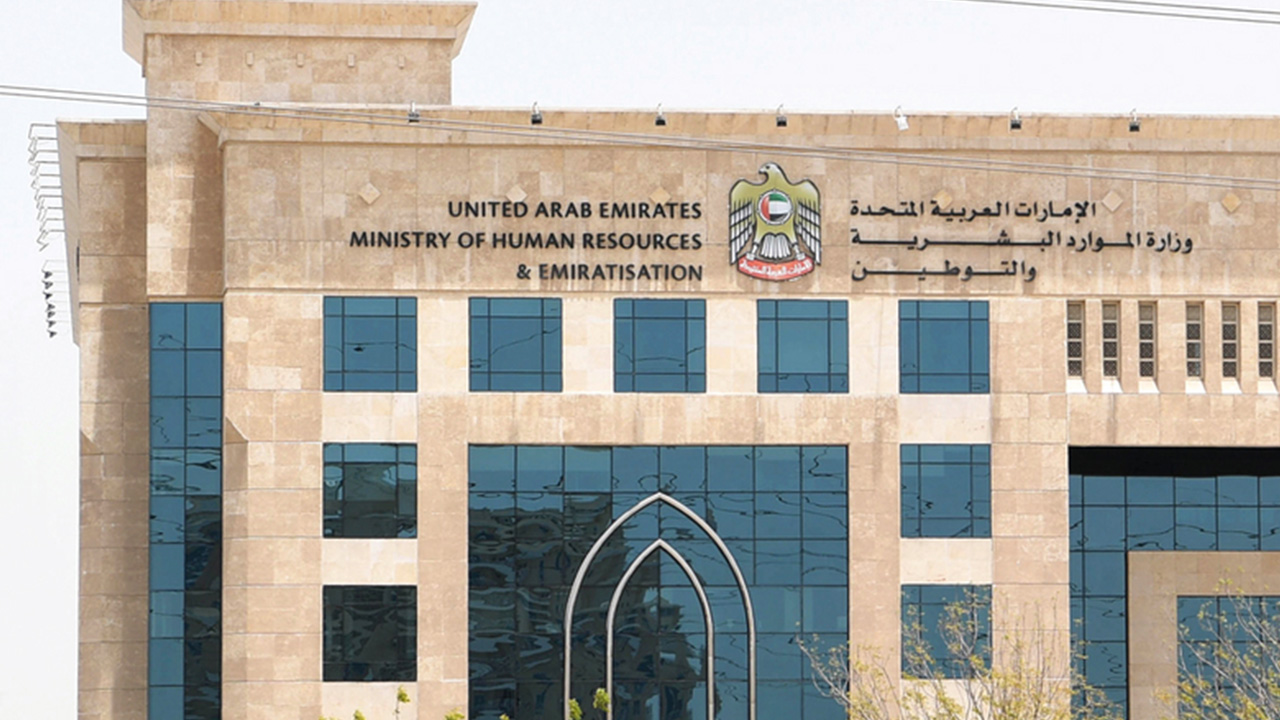 الإمارات تعفي العمالة من الفحص الطبي وتجدد الإقامات تلقائيا