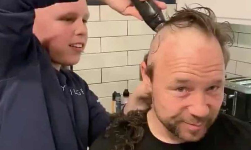 "رؤوس حليقة" موضة المشاهير في زمن الحجز المنزلي