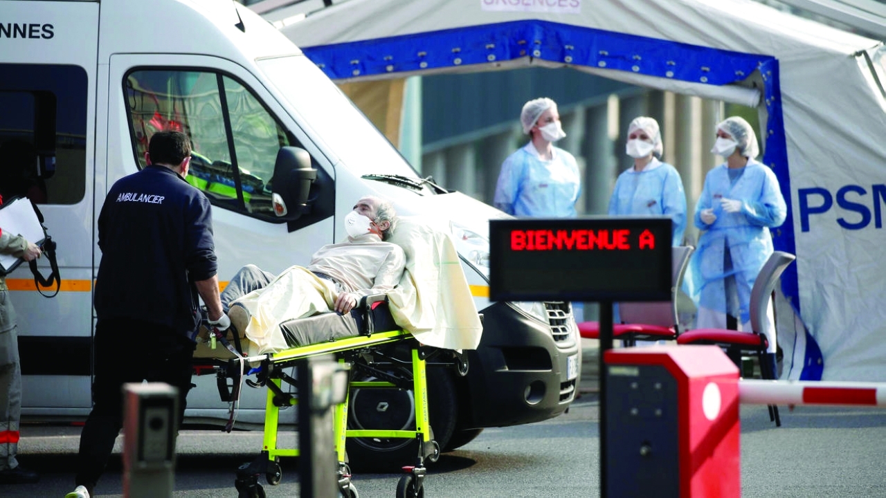 فرنسا تسابق الزمن لتجنب «شلل» قطاع الصحة