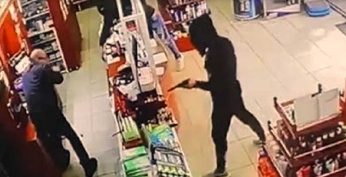 بالفيديو.. سطو مسلح على صيدلية في لبنان