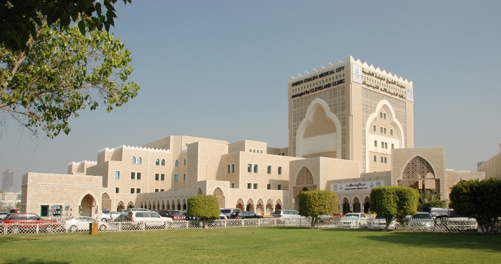 «خليفة الطبية» أول مستشفى في الإمارات يطبق علاج البلازما لكورونا
