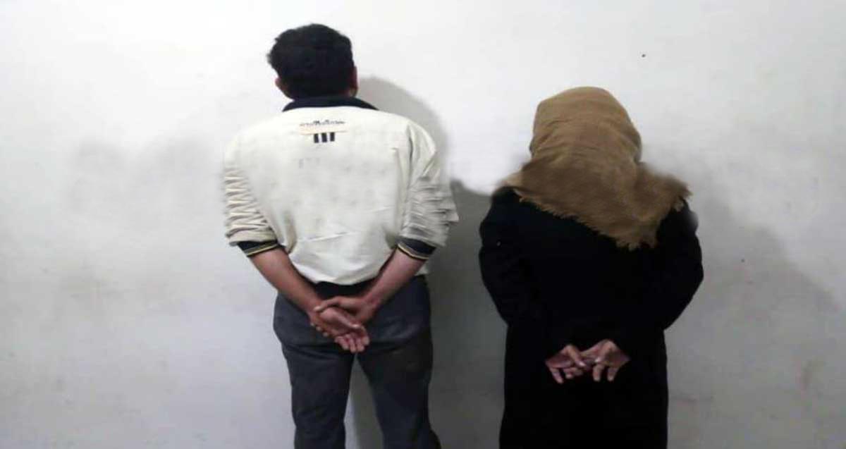 يطلق الأم ويقتل طفلته ركلاً ورفساً بالاشتراك مع زوجته الجديدة