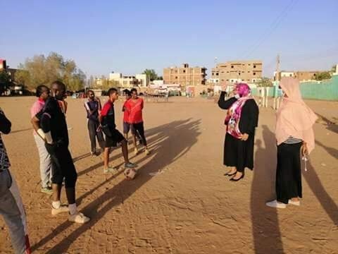 وزيرة سودانية توقف تدريبات فريق "هاو" وتوزع عليه الكمامات