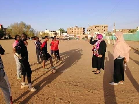 وزيرة سودانية توقف تدريبات لتوزيع الكمامات