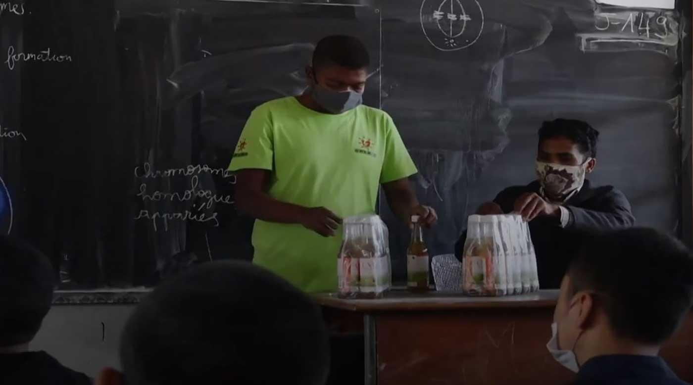بالفيديو.. "مشروب الرئيس السحري" إجباري لتلاميذ مدغشقر لمعالجة كورونا