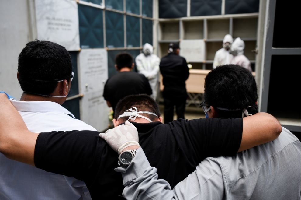 مشاهد صادمة في الإكوادور.. جثث كورونا في حمامات المستشفيات والمنازل