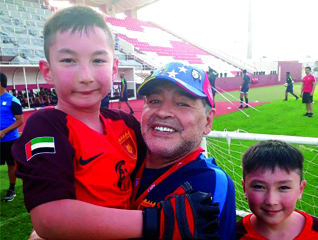 "مارادونا مع الطفل الكازاخستاني علي في الفجيرة | أرشيفية"