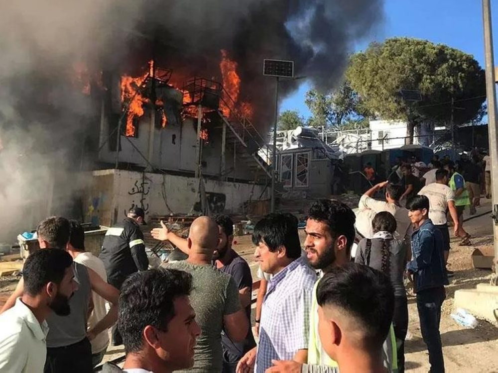 حريق ثانٍ بمخيم للمهاجرين في جزيرة يونانية
