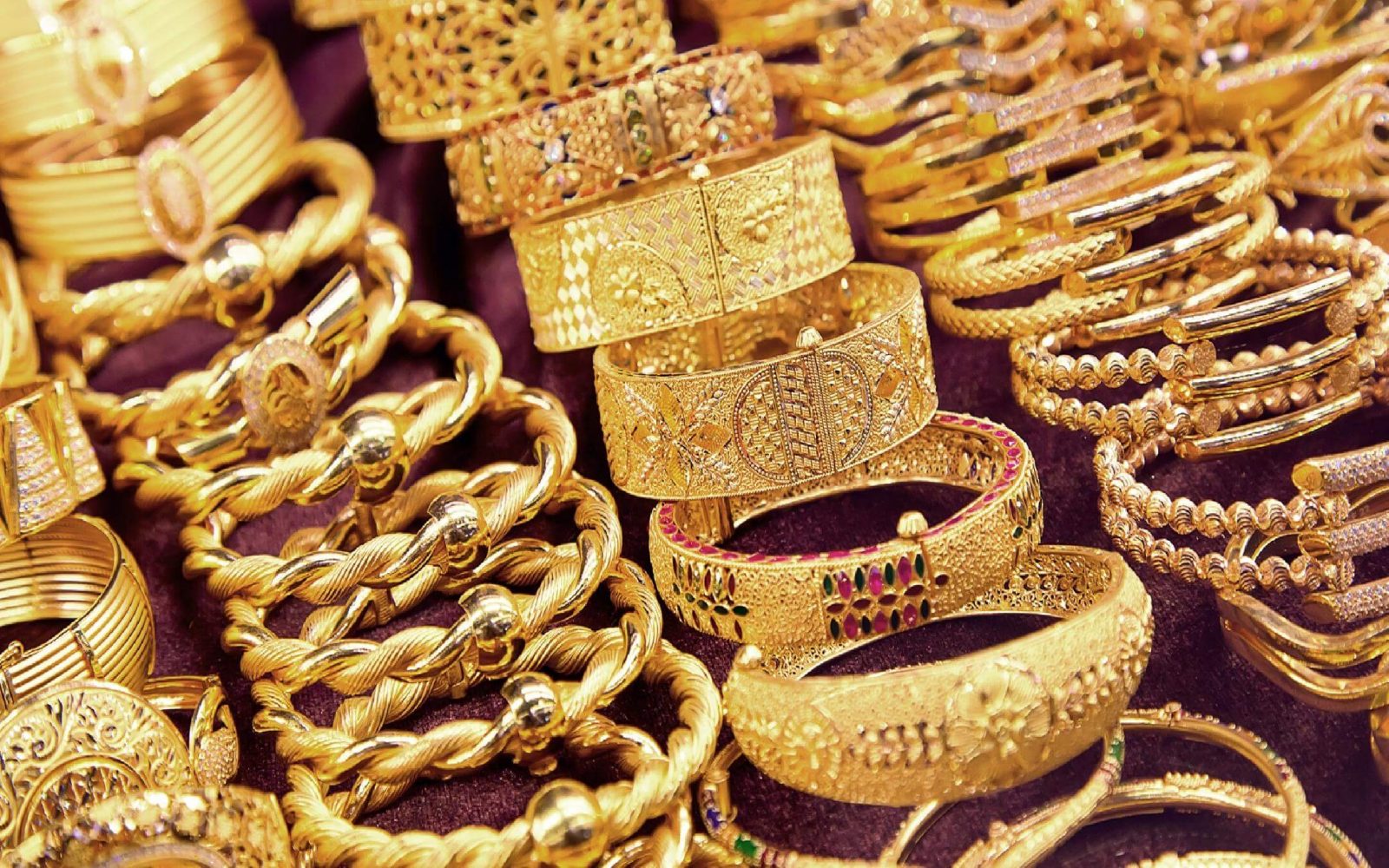 الذهب يهبط مع ارتفاع الدولار إلى أعلى مستوياته