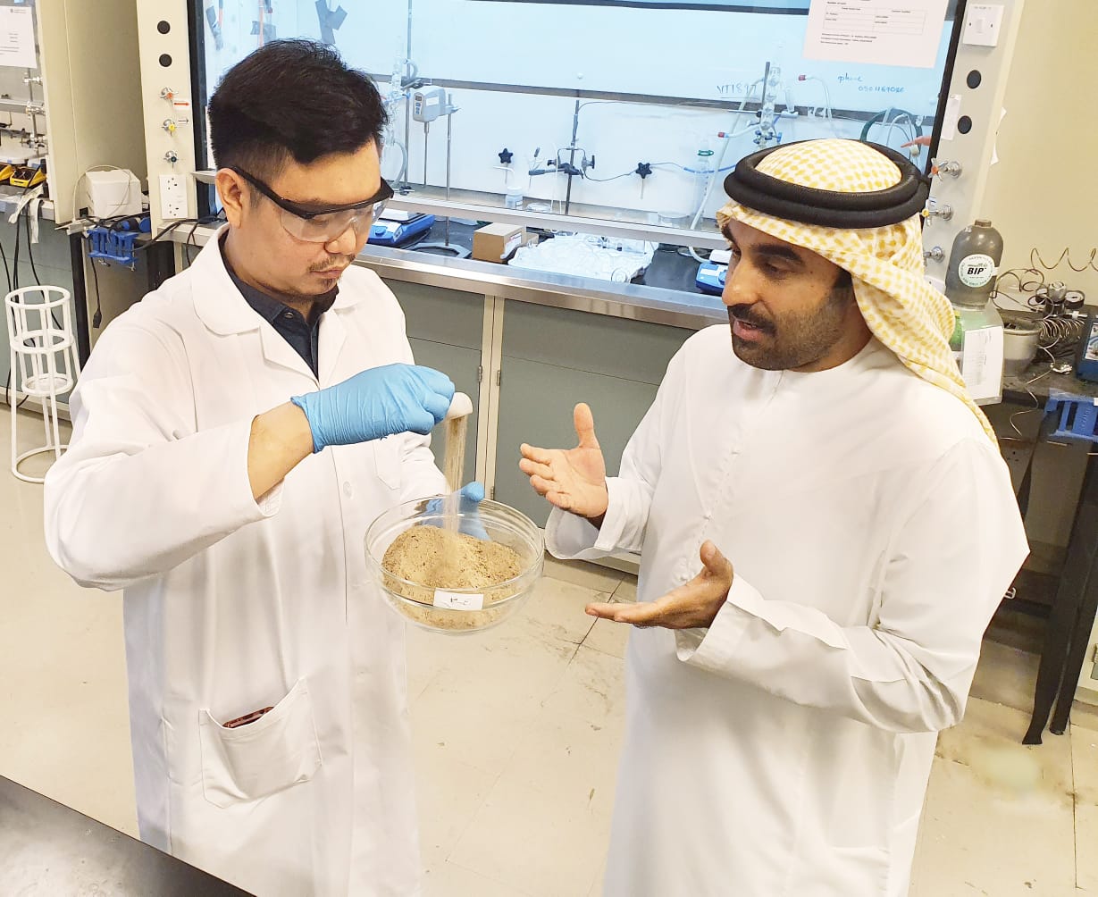 جامعة خليفة تطوّر «تربة اصطناعية» صالحة للزراعة بالإمارات