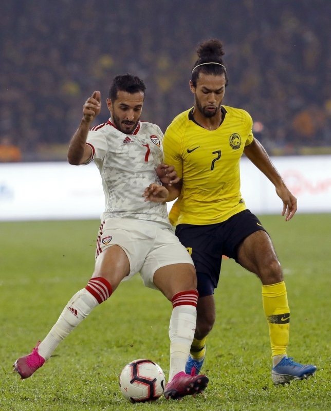 "مبخوت في صراع على الكرة مع لاعب ماليزيا بمباراة المنتخبين في تصفيات المونديال | أرشفية"