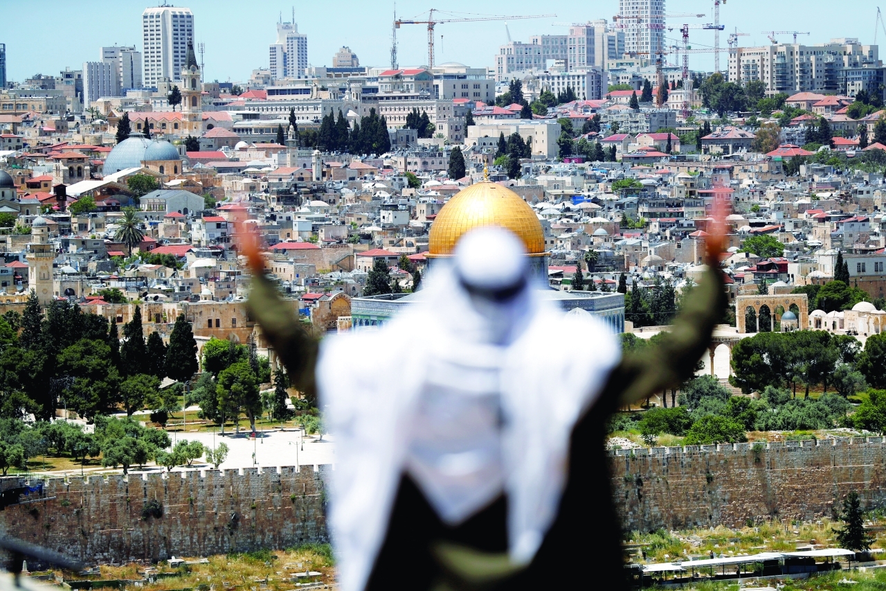 "فلسطيني في القدس المحتلة متضرعاً إلى الله | رويتزر"