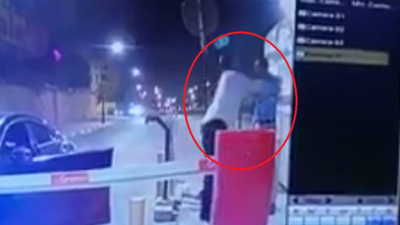 شاهد .. فنان شهير يعتدي على فرد أمن ويغضب الشارع المصري