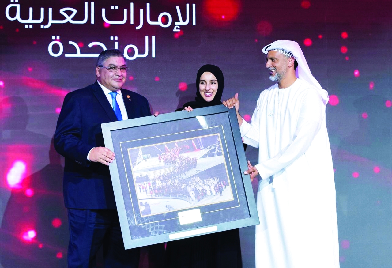 "شما المزروعي خلال تكريم أيمن عبد الوهاب في الألعاب العالمية للأولمبياد الخاص بأبوظبي العام الماضي | أرشيفية"