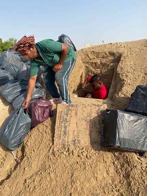 شرطة دبي تكشف حفرة لتخزين المشروبات الكحولية في منطقة صحراوية