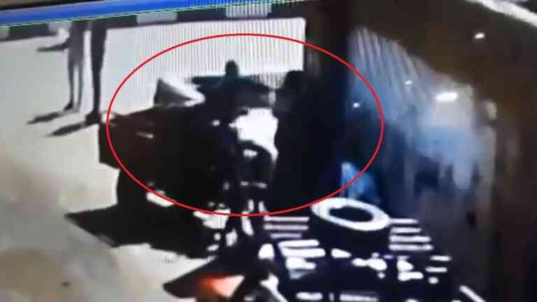 بالفيديو ..مختل يقتل ابنه واثنين آخرين في مصر
