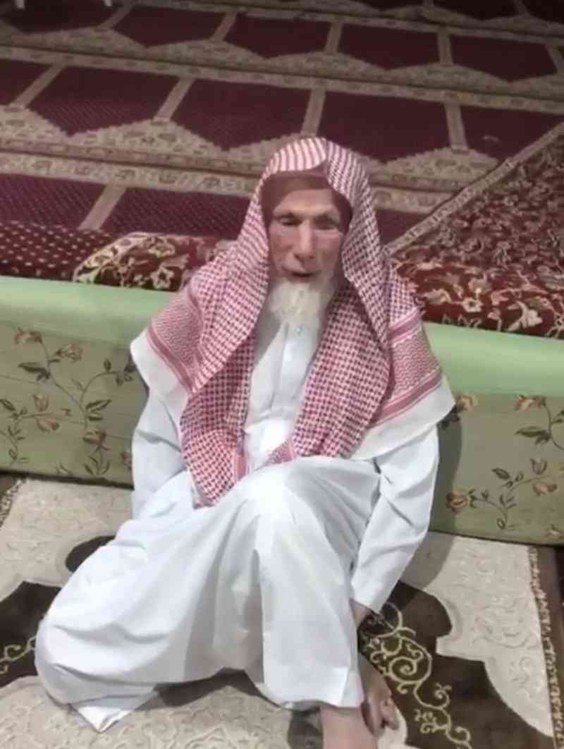 قصة مؤثرة لكفيف مع صلاة الجمعة أثناء إيقاف الصلاة في مساجد المملكة