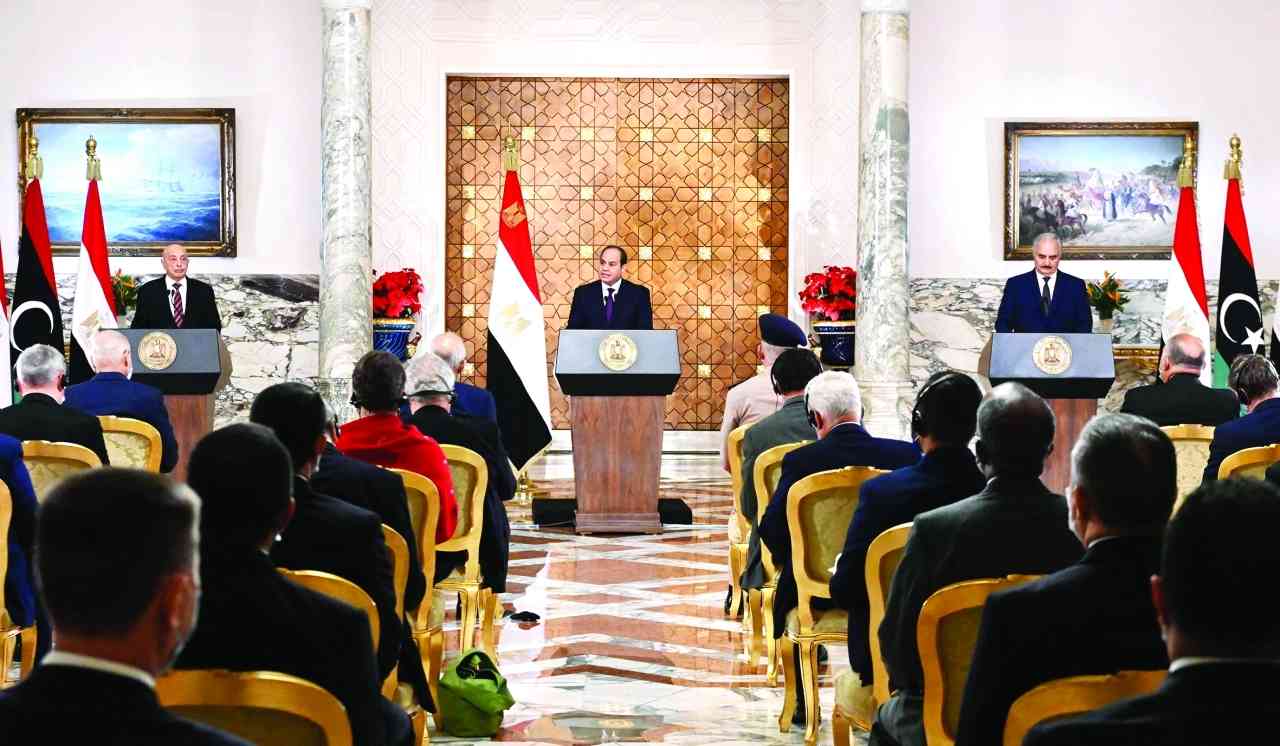 "السيسي خلال مؤتمر صحافي مشترك مع خليفة حفتر وعقيلة صالح في القاهرة | أ.ف.ب"