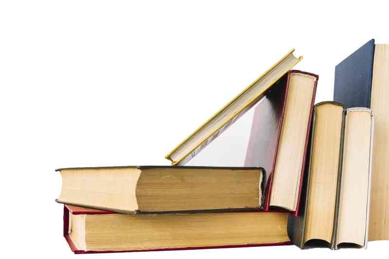 الأدباء يتحدون «كورونا» بإصدارات جديدة