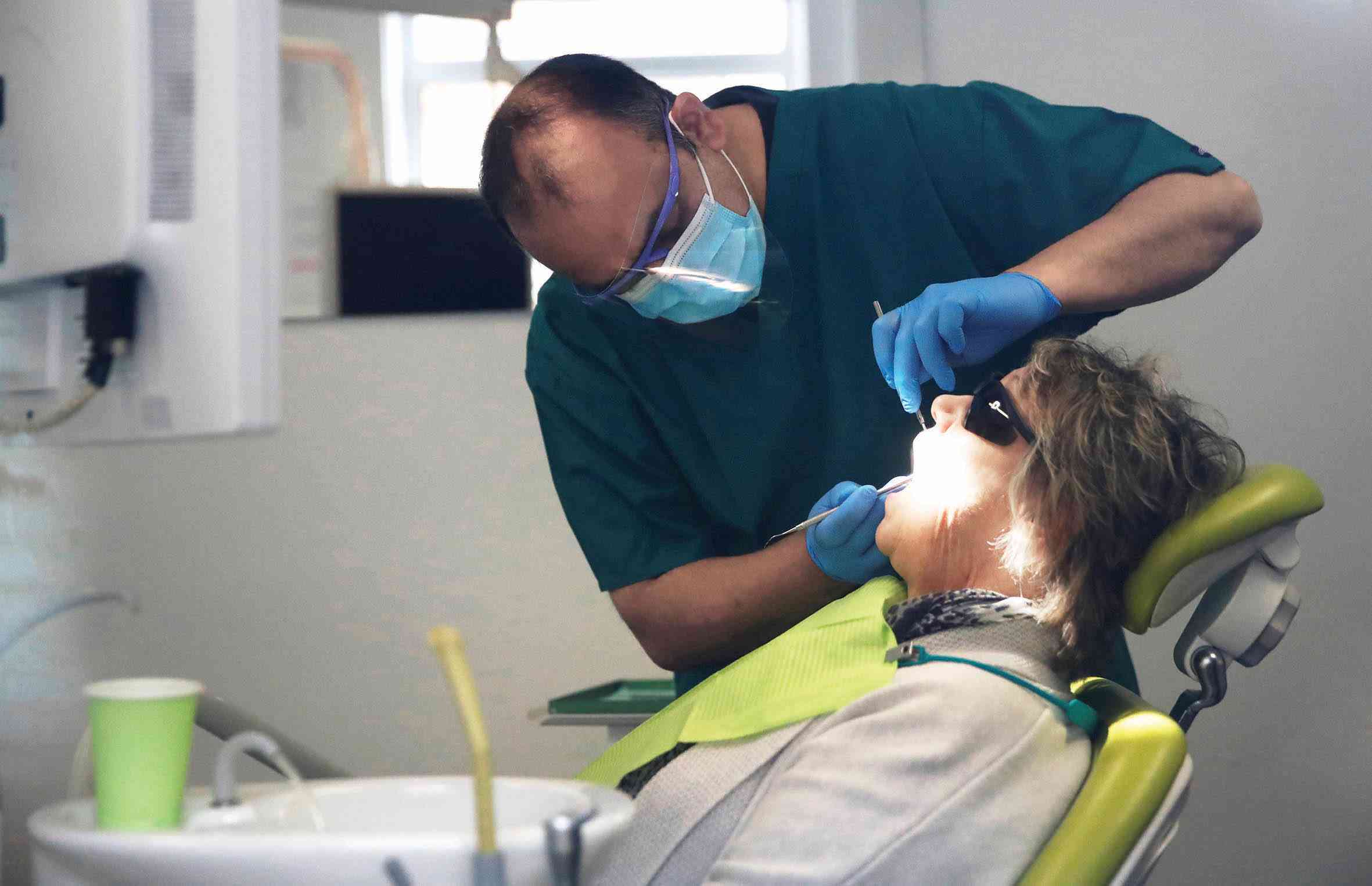 طب الأسنان «منزلي» في بريطانيا بأمر «كورونا»