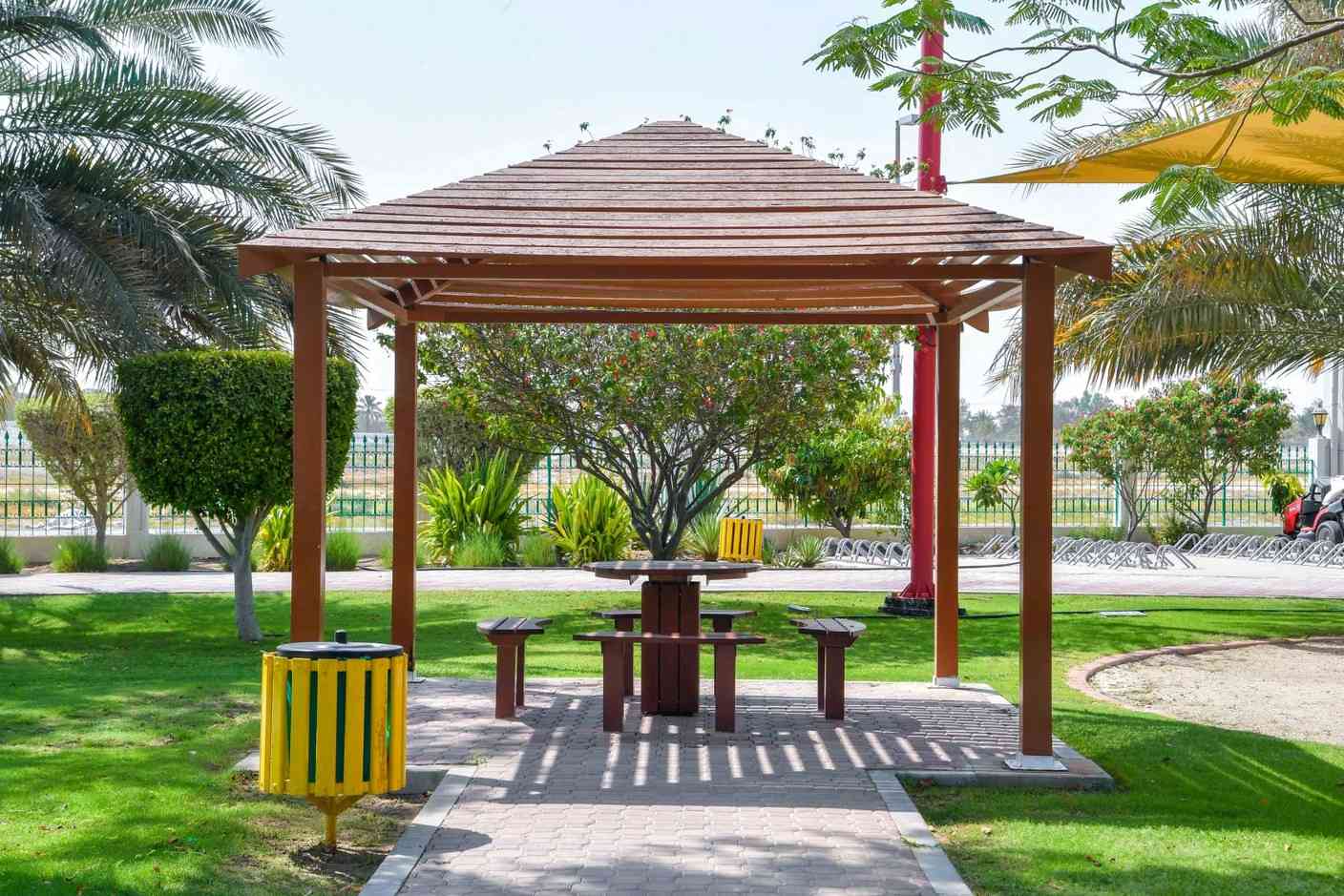 تزويد حدائق ومنتزهات الشهامة بمبردات مياه ومقاعد جديدة