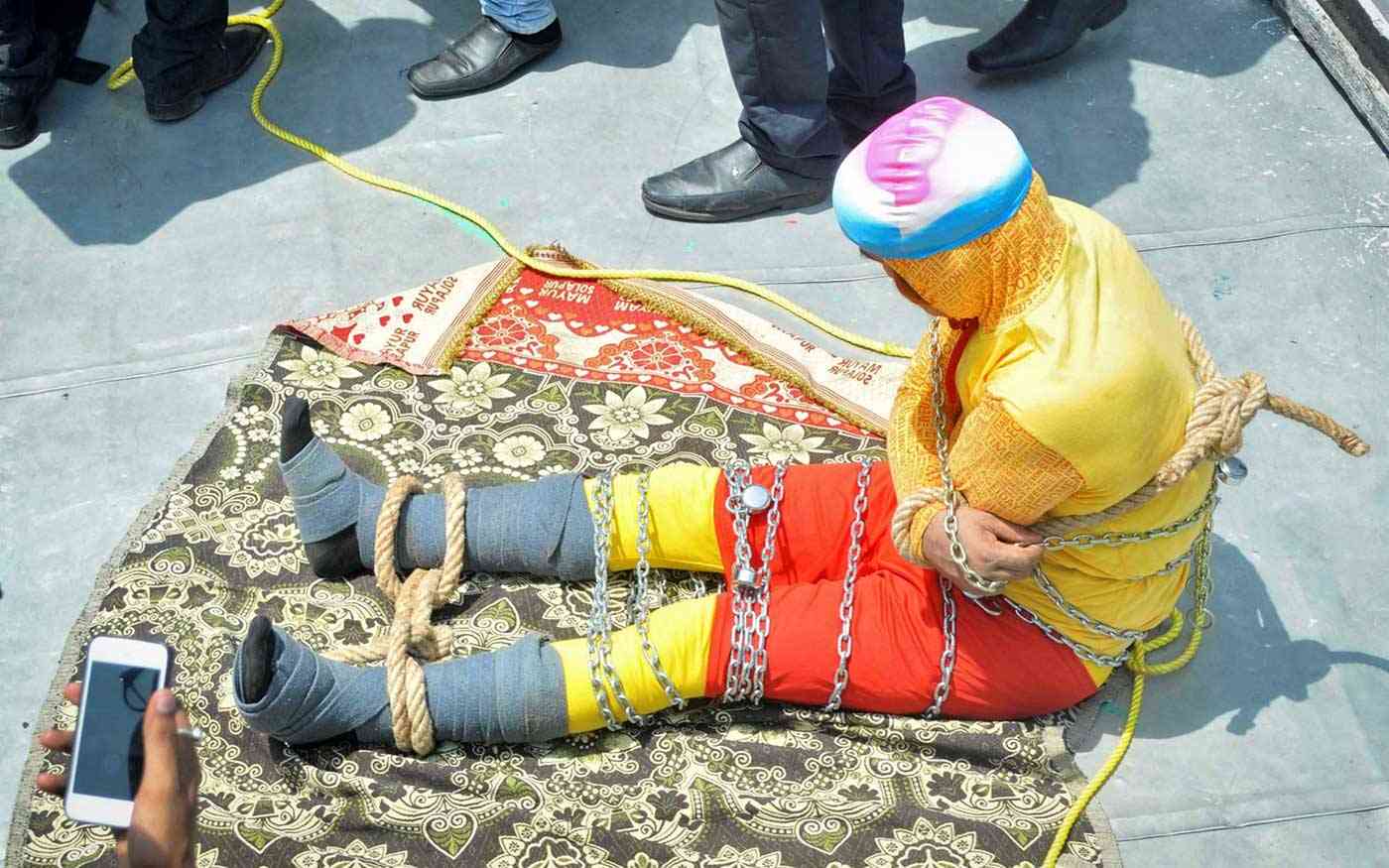 كورونا يقضي على مشعوذ هندي ادعى قدرته على التخلص من الفيروس بـ "تقبيل اليد"