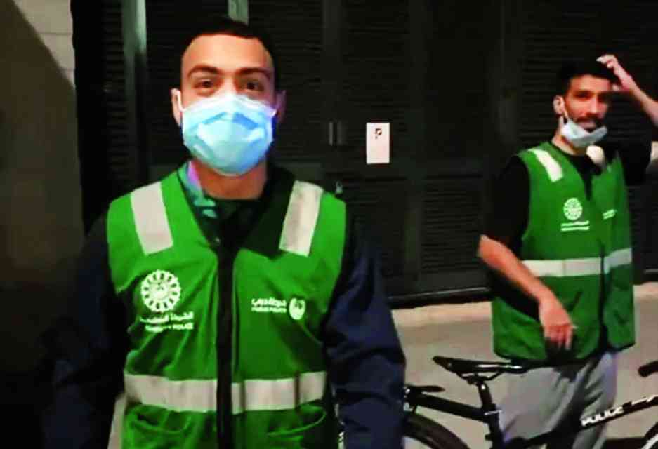 "مهند خميس وطارق أحمد خلال الحملة | البيان"