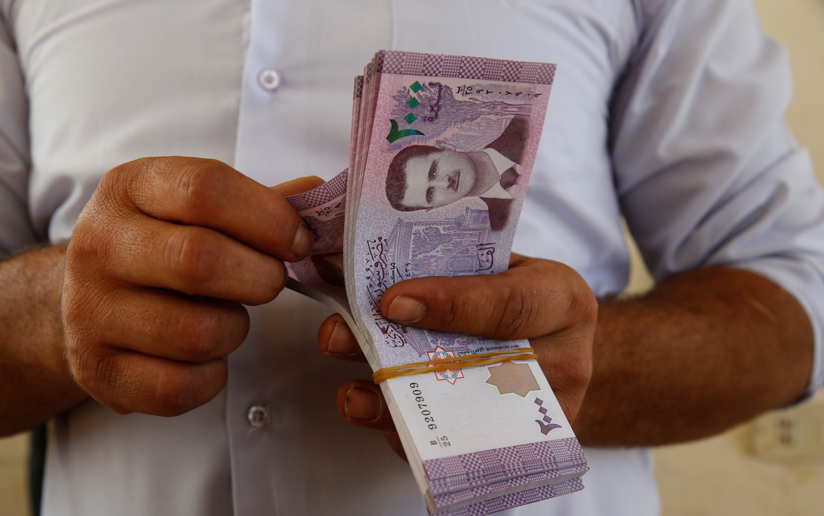سوريا ترفع سعر الليرة مقابل الدولار مع بدء عقوبات أميركية