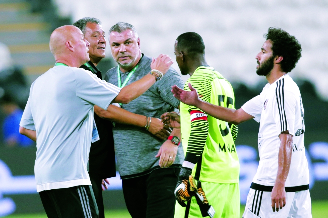 "كوزمين أولاريو مدرب شباب الأهلي السابق خلال إحدى المباريات | أرشيفية"