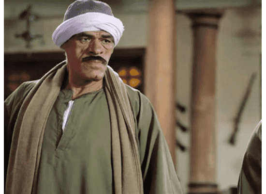 ممثل مصري شهير يترك الفن ويعمل في إصلاح إطارات السيارات
