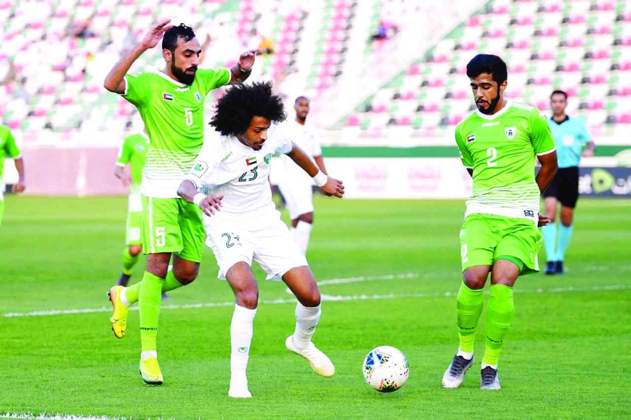 "من مباراة سابقة بين الإمارات ودبا الحصن متصدّر ووصيف دوري «الأولى» الملغى | أرشيفية"