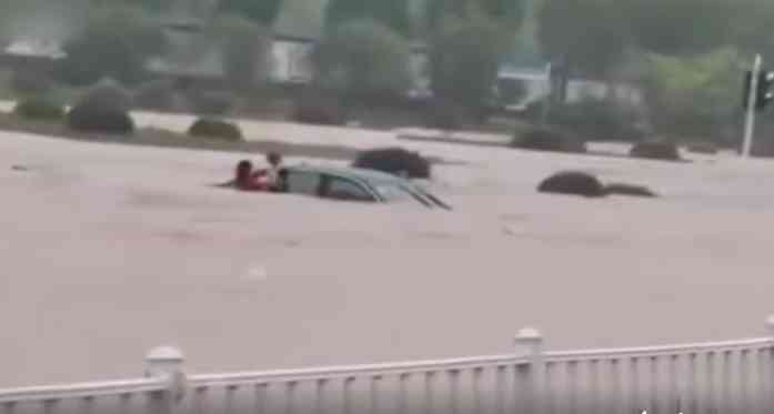 شاهد.. الشرطة الصينية تنقذ عائلة من الغرق في مياه الفيضانات