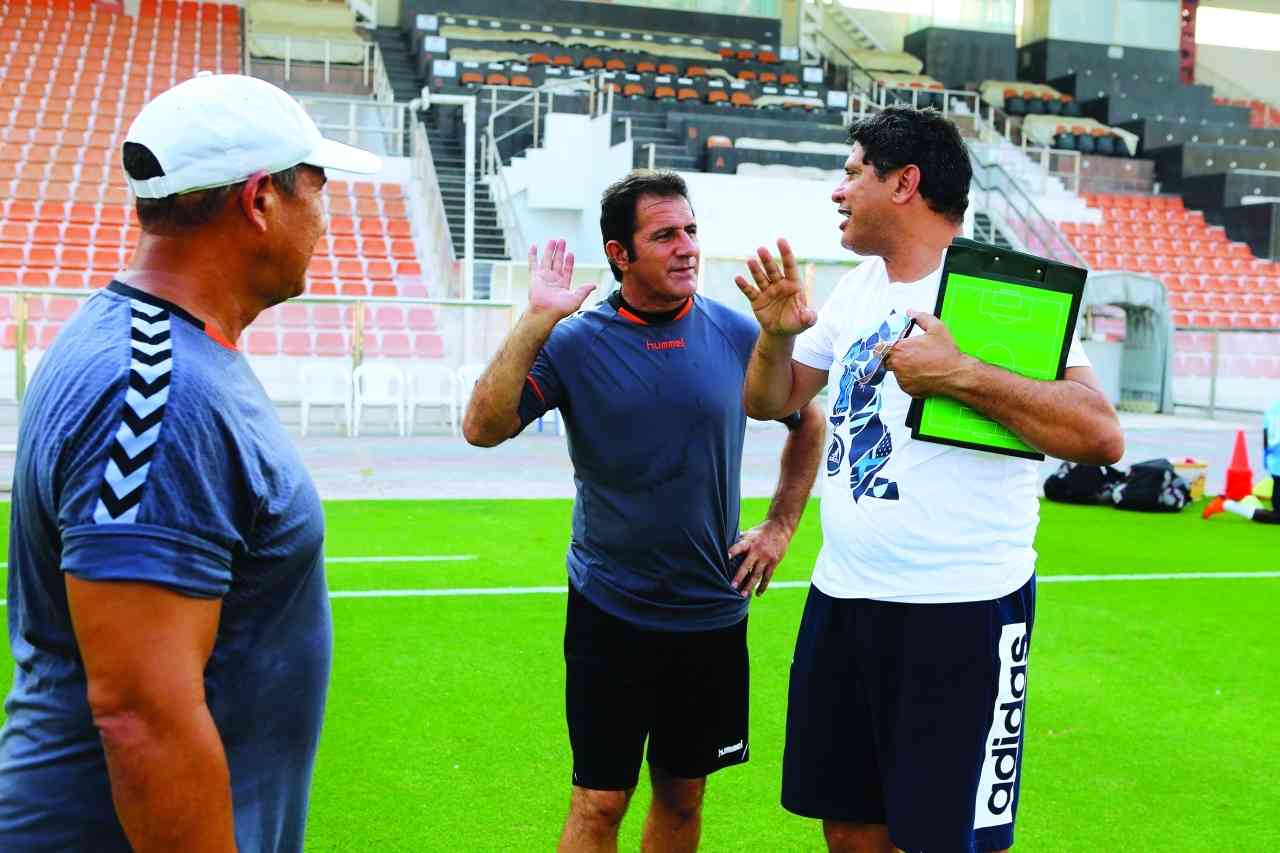 "أيمن الرمادي مع الجهاز الفني المساعد | أرشيفية"