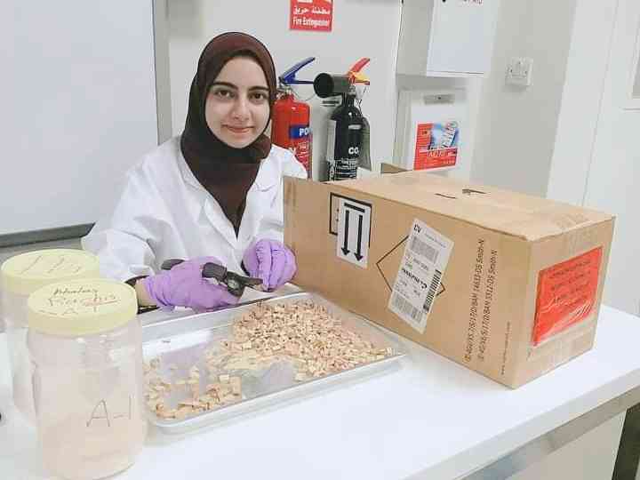 طالبة تحرز المركز الأول في مختبر الجدران المتساقطة
