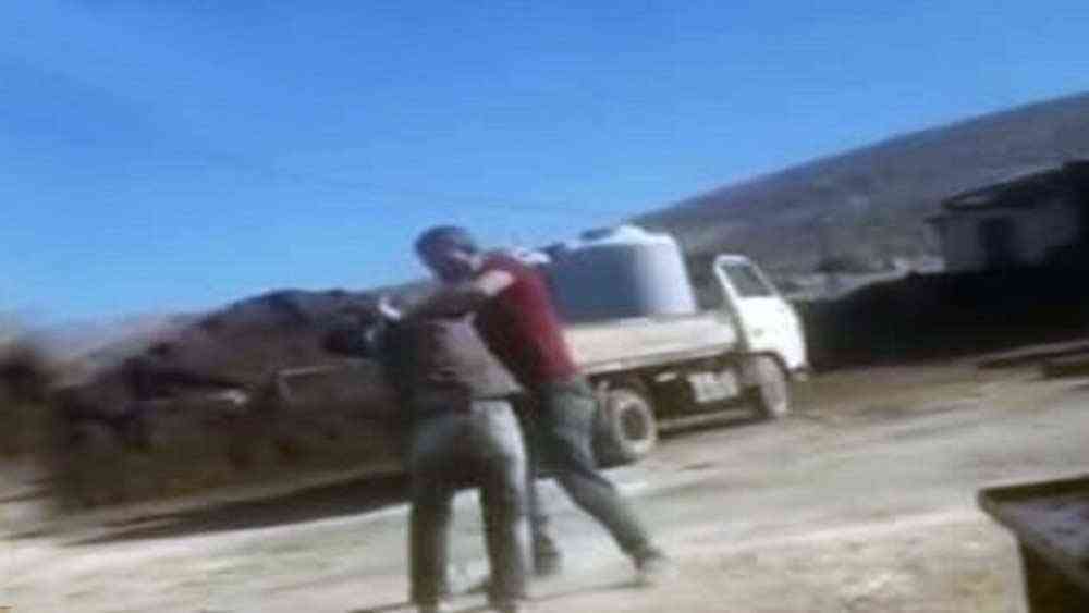 وحوش بشرية.. 3 شبان يتفاخرون باغتصاب طفل سوري في لبنان