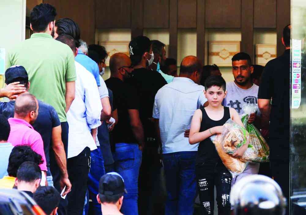 لبنانيون يعودون لنظام المقايضة بسبب نقص الأموال
