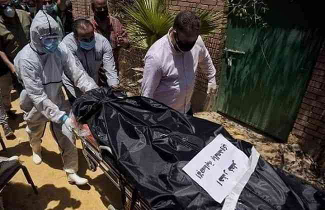 بالصور..دفن رجاء الجداوي بعد الصلاة عليها مرة أخرى أمام المقابر