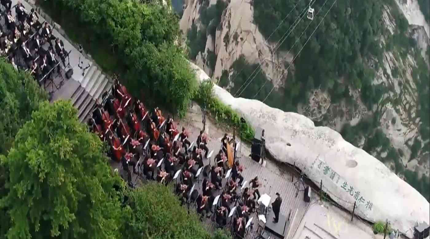 بالفيديو.. حفل سمفوني في أعالي الجبال