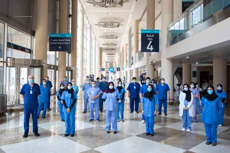 مستشفى دبي الميداني يحتفي بمغادرة آخر مصاب بـ«كورونا»