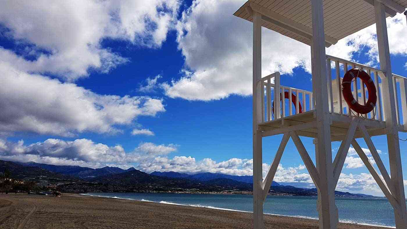 في حادثة غريبة.. سقط من الشرفة فمات وقتل غيره