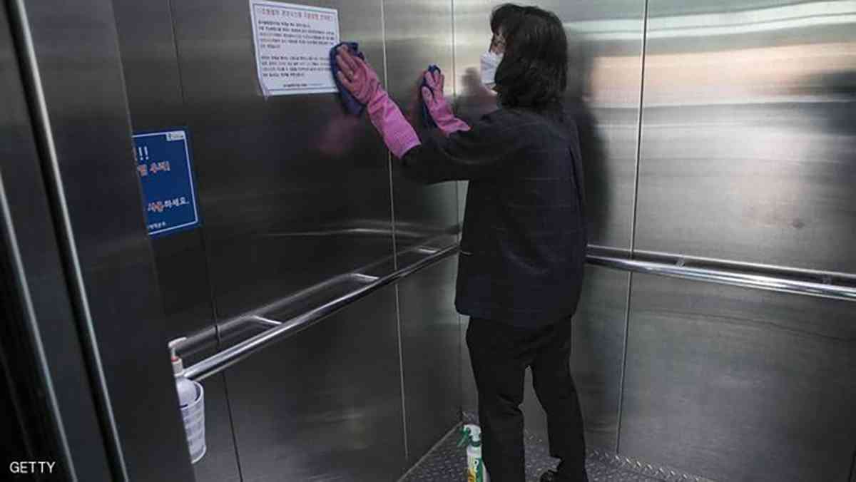 سيدة تنقل كورونا لـ71 شخصاً بعد استخدامها المصعد