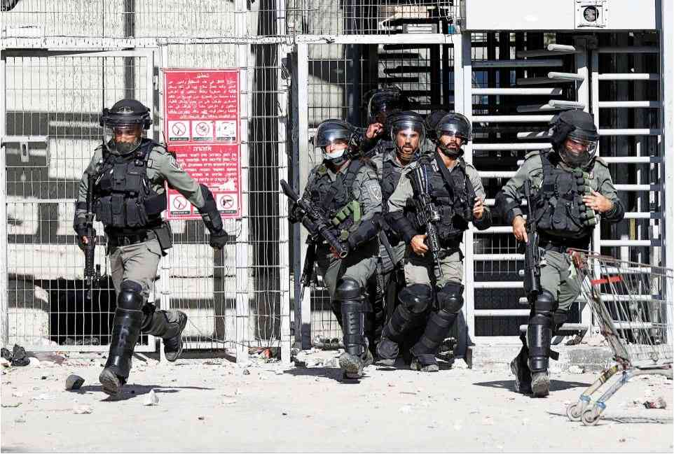 أسرى يواصلون إضرابهم عن الطعام والاحتلال يعتقل محافظ القدس