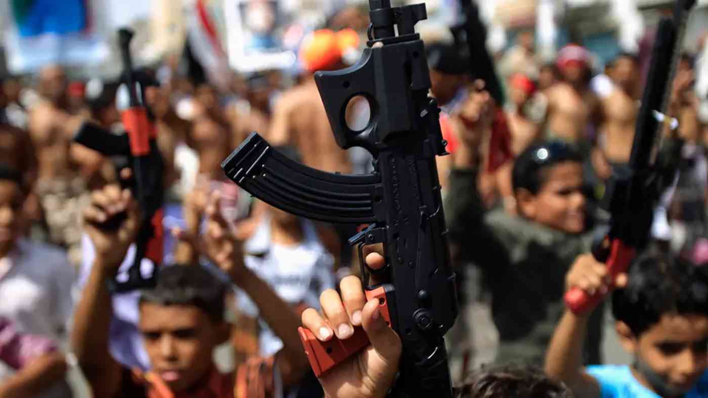 بسبب صندل العيد .. طفل يمني يقتل أباه خطأً