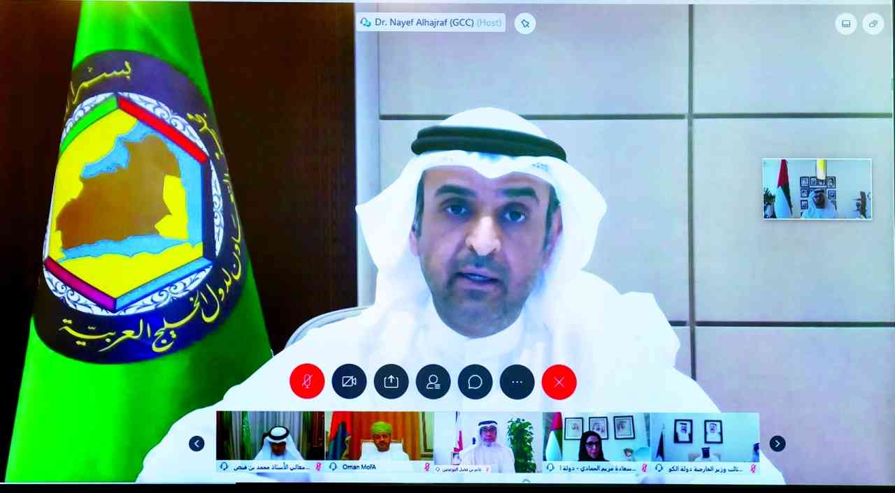 "نايف الحجرف والحضور خلال الاجتماع"